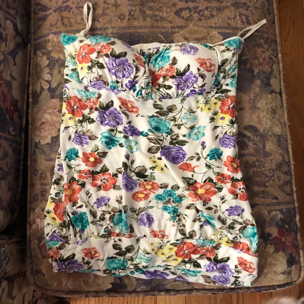 Woman’s flower tub top